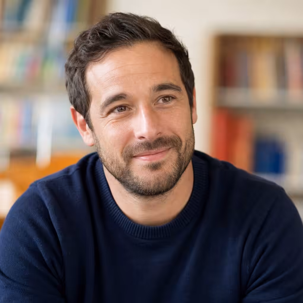 Homme souriant en pull bleu marine