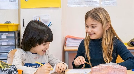 Éducation positive vs traditionnelle : vers un dialogue constructif pour mieux accompagner nos enfants