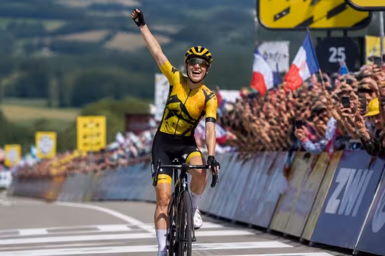 lorena wiebes remporte la première étape du tour de france féminin 2026 et prend la tête du classement général, lançant la compétition avec éclat.