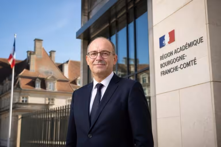 découvrez la nouvelle prise de fonction du recteur en bourgogne-franche-comté à la rentrée, un changement clé pour l'éducation régionale.